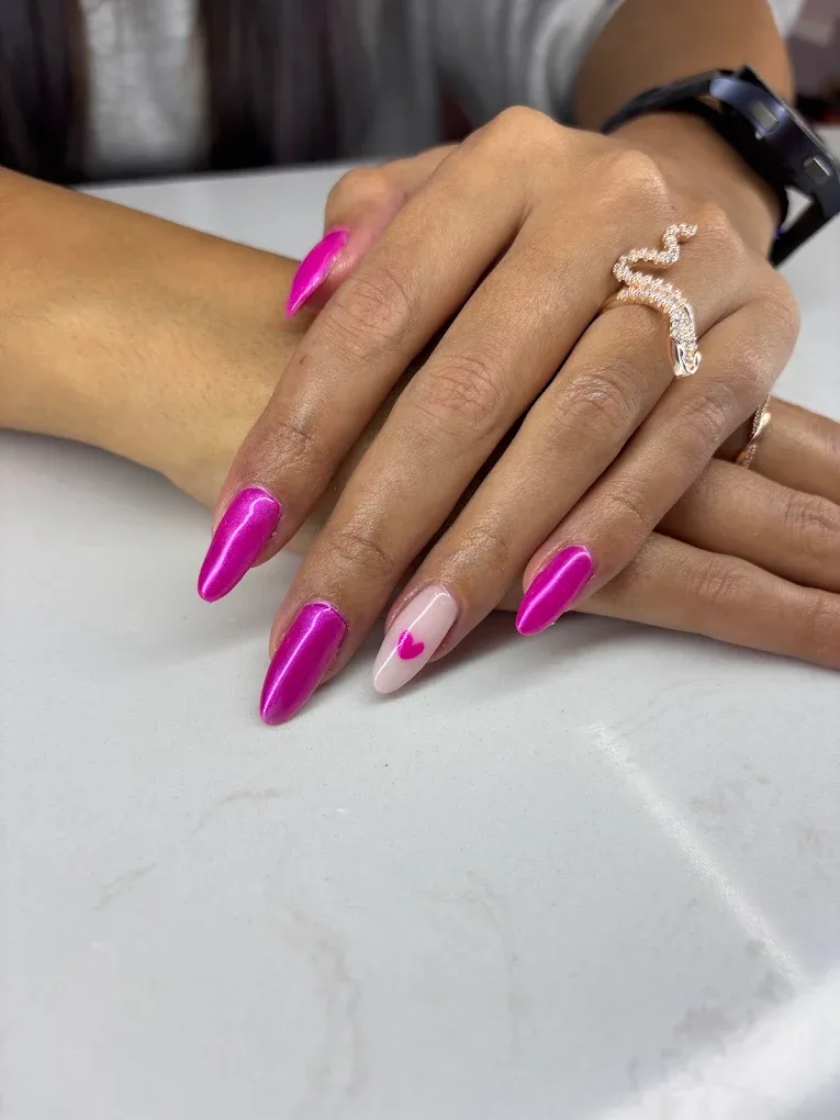 Manicura en color fucsia hecha en Lidia Ibeas Beauty & Nails, Tres Cantos