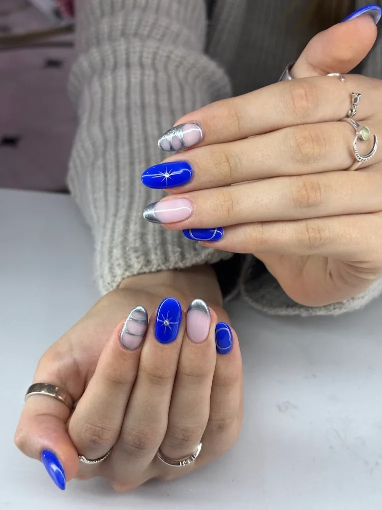 Uñas azul klein y blanco con diseño de estrella