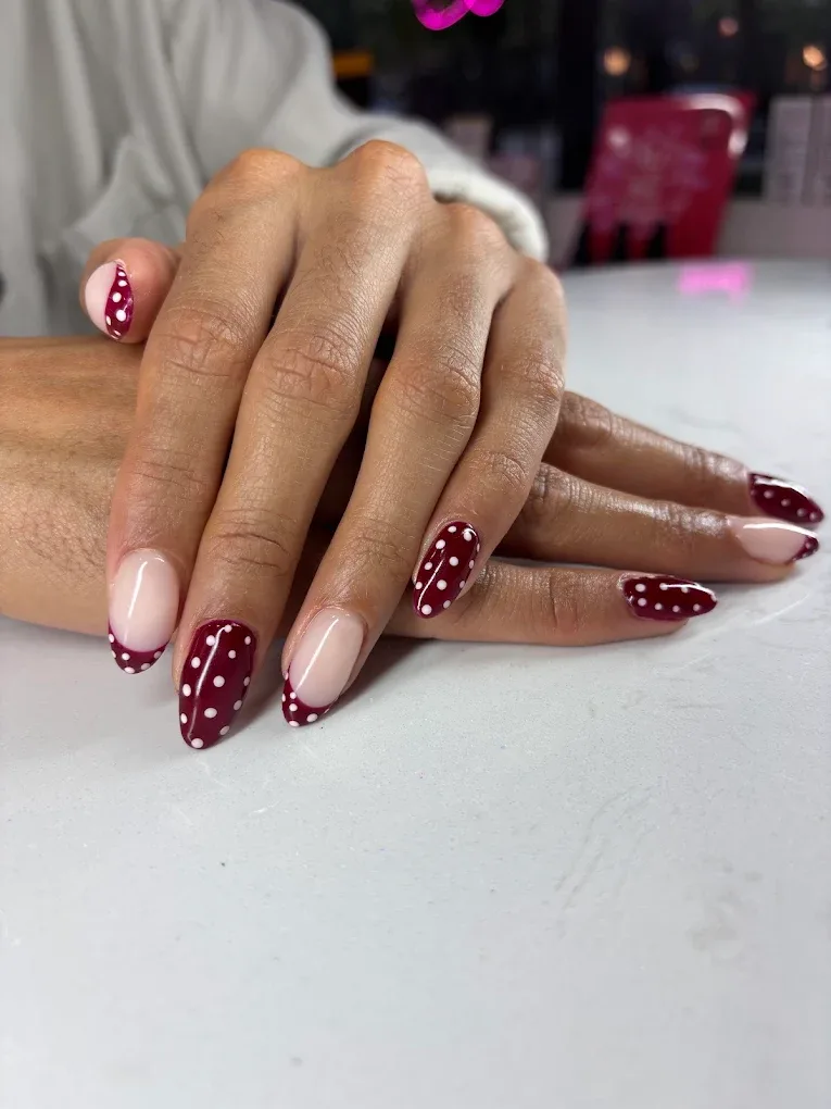 Manicura nude con lunares blancos y burdeos