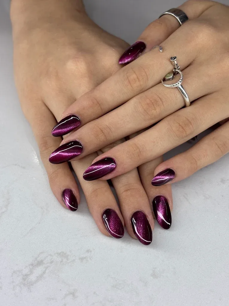 Uñas burdeos con efecto cromado