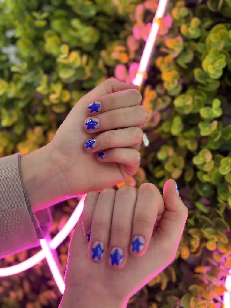 Nail art azul con estrellas