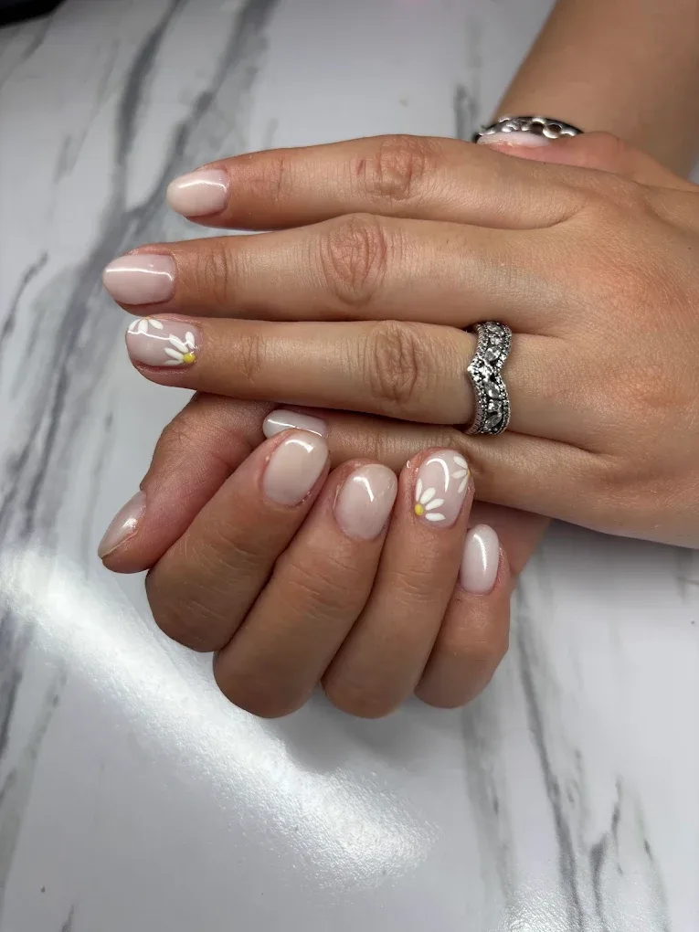 Manicura en tono nude