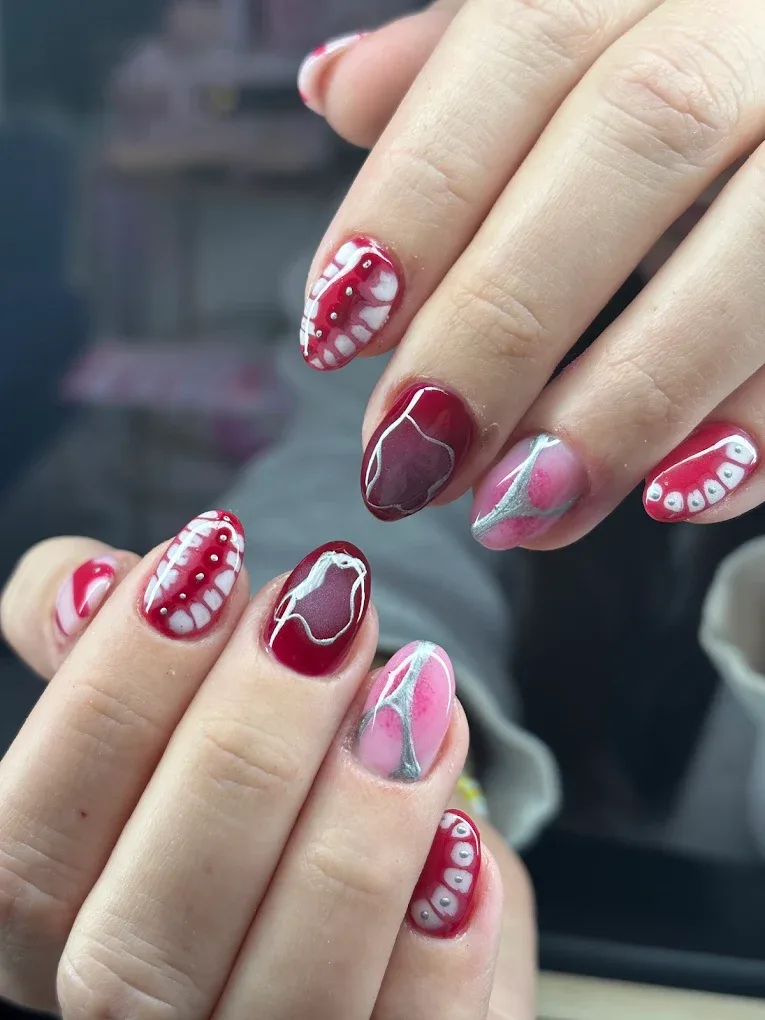Uñas rojas de gel