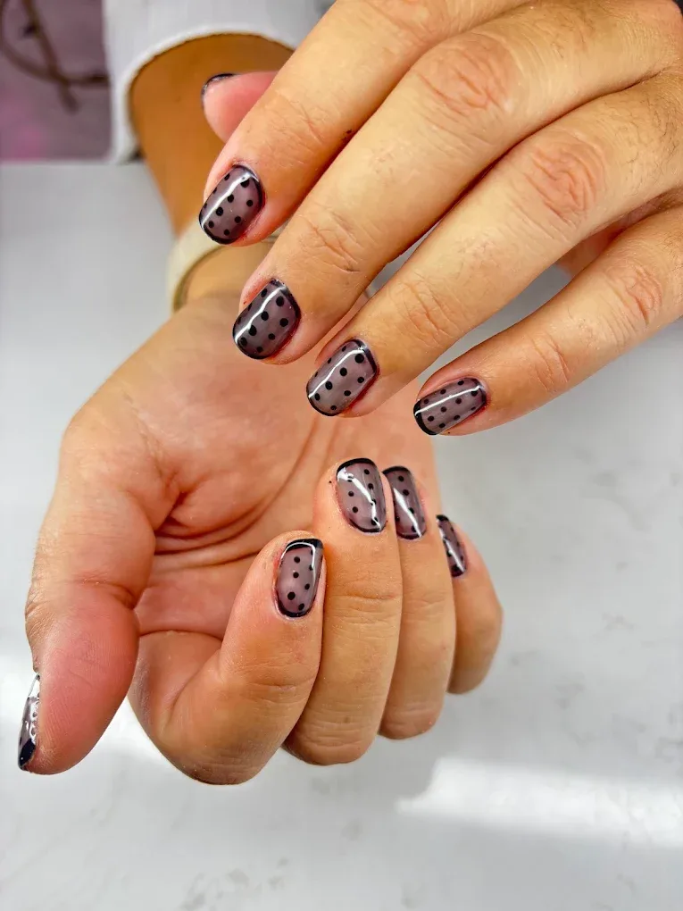 Manicura en tonos oscuros